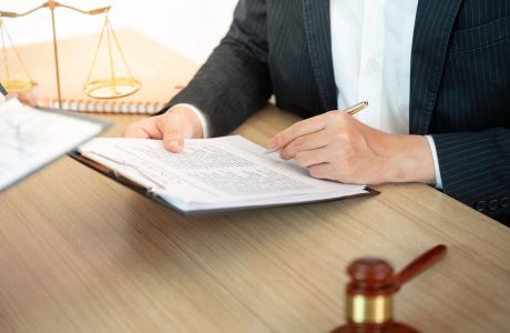 תרגום משפטי: איך להבטיח שהמסמך מדויק וקביל בבית משפט?