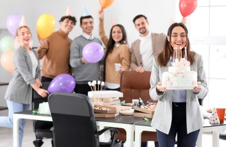 יום הולדת בעבודה: איך לחגוג ולגרום לעובדים להרגיש מוערכים?